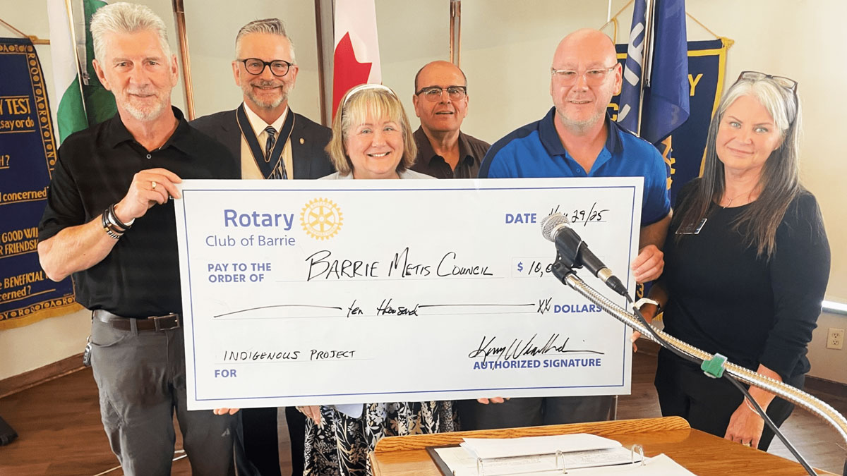 Cheque Presentation To Support Métis Community