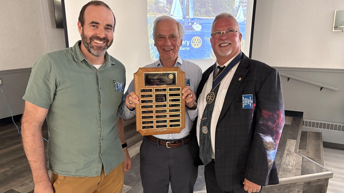 Dave Mills receiving the Doug Stewart Beacon Editor Award from Al Mallory